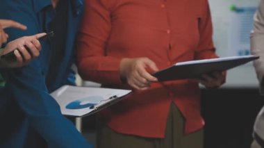 İş adamları ofiste toplanıyor.