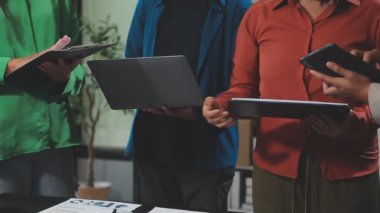 Bir grup insan ofiste toplanıp iş planlarını tartışıyor. Girişim ekibi. iş yerinde yaratıcı iş ekibi toplantısı.