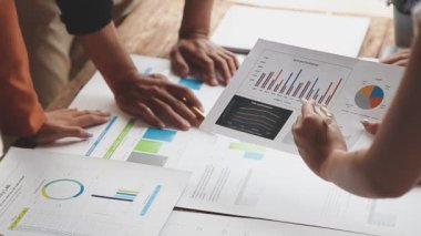 Yakın plan. Çalışma masasında birlikte çalışan iş adamları.