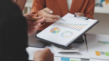 Modern bir ofiste bir proje üzerinde çalışan iş ekibi.