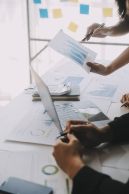Finansal analistler, şirketlerin başarılı takım çalışmalarının sonuçlarını gösteren bir toplantıda bir dijital tablet planlama yatırım projesinin ticari mali raporlarını analiz ediyorlar..