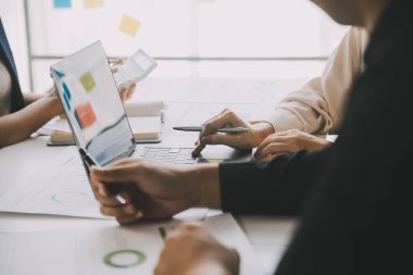 Finansal analistler, şirketlerin başarılı takım çalışmalarının sonuçlarını gösteren bir toplantıda bir dijital tablet planlama yatırım projesinin ticari mali raporlarını analiz ediyorlar..