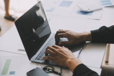 Finansal analistler, şirketlerin başarılı takım çalışmalarının sonuçlarını gösteren bir toplantıda bir dijital tablet planlama yatırım projesinin ticari mali raporlarını analiz ediyorlar..