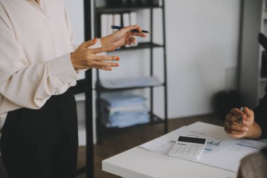 Finansal analistler, şirketlerin başarılı takım çalışmalarının sonuçlarını gösteren bir toplantıda bir dijital tablet planlama yatırım projesinin ticari mali raporlarını analiz ediyorlar..