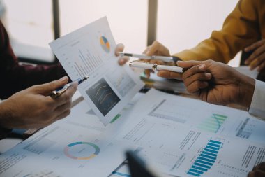 Genç Asyalı iş adamlarından oluşan bir grup. Yaratıcı iş adamı. Başarılı bir iş ortağı olmaktan mutluluk duyarlar..