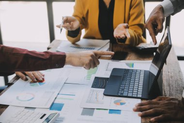 Genç Asyalı iş adamlarından oluşan bir grup. Yaratıcı iş adamı. Başarılı bir iş ortağı olmaktan mutluluk duyarlar..