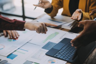 Genç Asyalı iş adamlarından oluşan bir grup. Yaratıcı iş adamı. Başarılı bir iş ortağı olmaktan mutluluk duyarlar..