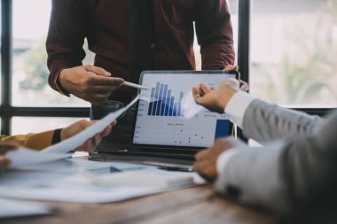 Genç Asyalı iş adamlarından oluşan bir grup. Yaratıcı iş adamı. Başarılı bir iş ortağı olmaktan mutluluk duyarlar..