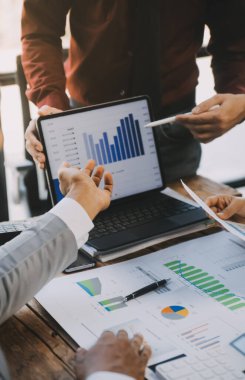 Genç Asyalı iş adamlarından oluşan bir grup. Yaratıcı iş adamı. Başarılı bir iş ortağı olmaktan mutluluk duyarlar..