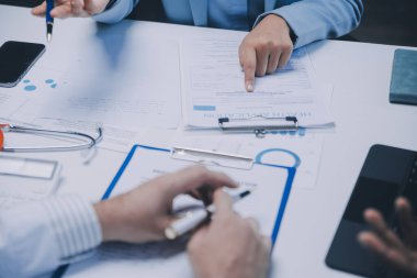Görüşme, tablet ve doktorlardan oluşan bir ekip sağlık hizmetlerinden ve tele-sağlık uygulamalarından konuşmak için ofiste. Hastane finansmanı veya sponsorluğu için internet sitesiyle cerrah grubu, teknik ve tıbbi tartışmalar