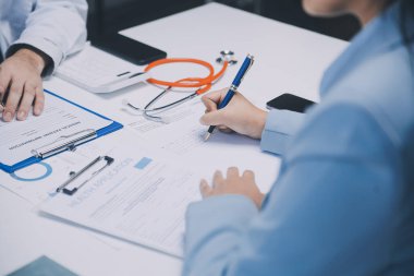 Görüşme, tablet ve doktorlardan oluşan bir ekip sağlık hizmetlerinden ve tele-sağlık uygulamalarından konuşmak için ofiste. Hastane finansmanı veya sponsorluğu için internet sitesiyle cerrah grubu, teknik ve tıbbi tartışmalar