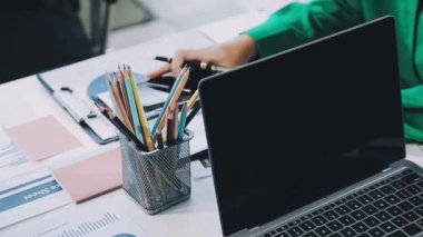 Bilgisayarla çalışan bir iş adamı