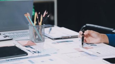 Ofiste bilgisayar, iş ve finans alanında çalışan iş kadını