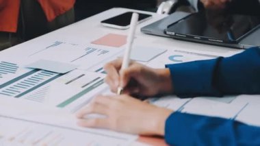 İş ekibi ofisinde toplanıyor.