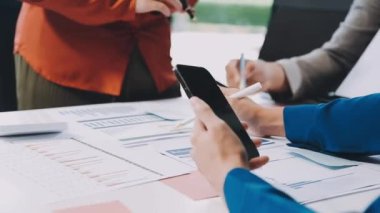 İş ekibi modern başlangıç ofisinde yeni bir plan projesini tartışıyor.