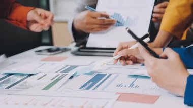 Ofisteki dizüstü bilgisayardaki mali verileri analiz eden iş adamı