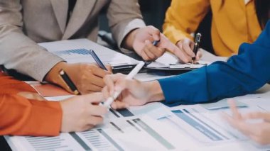 Ofiste iş görüşmesi. Ofiste bir iş görüşmesi yapan insanlar.