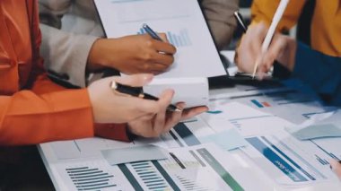 İş adamları grup toplantısı ofiste çalışıyor.