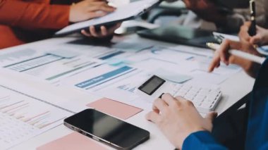 yakın plan - laptop üzerinde çalışan iş adamlarının görünümü