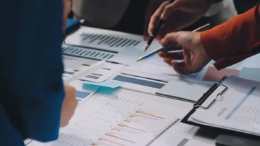 Ofiste çalışan belgeleri ve kalemleri olan genç bir iş kadını. iş kavramı