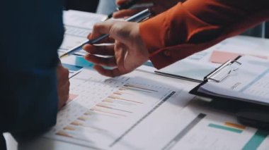 İş ekibi yeni iş projesini mali raporla tartışıyor