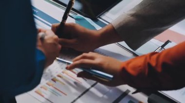 Ofiste birlikte çalışan iş ekibi..