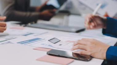 Bir grup mutlu genç iş adamı ofiste buluşuyor.