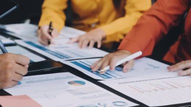 İş ekibi mali raporla mali grafiği tartışıyor.