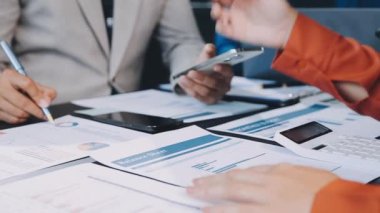 Ekonomik raporla çalışan ve iş stratejisini tartışan iş ekibini kapatın.