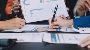 İş ekibi toplantısı ve beyin fırtınası konsepti