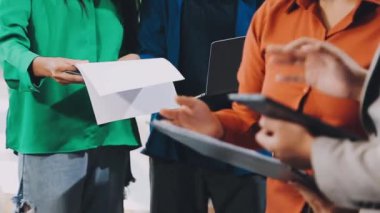 İş adamları modern ofiste toplanıyor..