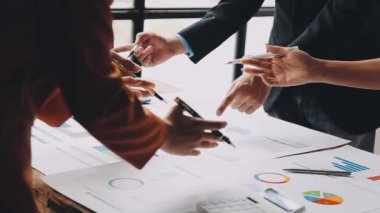 İş ekibi masada bir proje tartışıyor ve planlıyor..