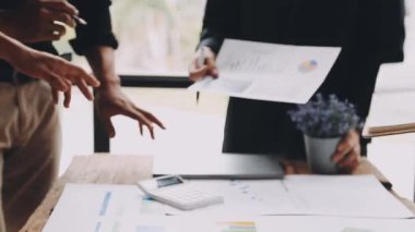 Ofiste tableti ve belgeleri olan genç bir iş kadını var..