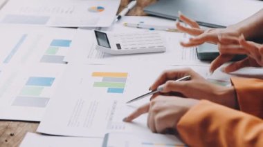 İş ekibi mali planı tartışıyor