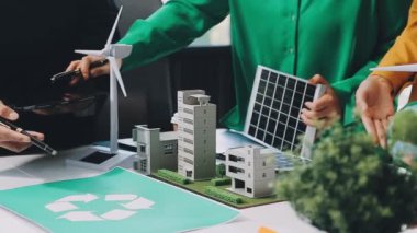 yeşil bitki ve ev modeli.