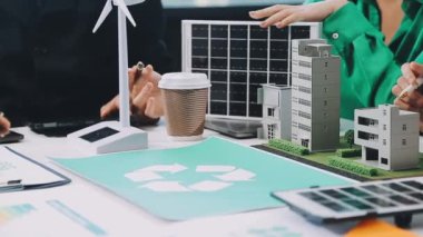 Modern ofiste çalışan gençler. Emlak kavramı