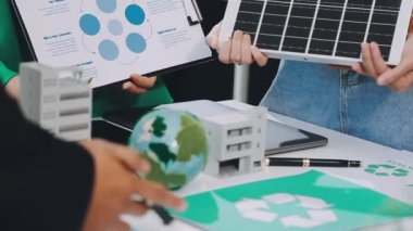 İşletme ekibi yeni bir proje üzerinde çalışıyor.