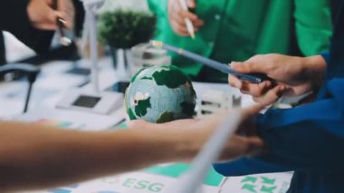 Ofis geçmişi olan dijital tablet üzerinde çalışan iş adamlarının kapatılması