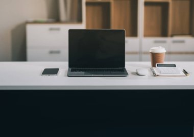 Ofis donatım üstünde okul sırası. Çalışma alanı veya arka plan