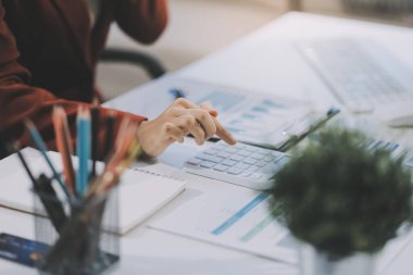 Ofiste dizüstü bilgisayarda çalışan neşeli iş kadını, iş yerinde resmi takım elbiseli Asyalı mutlu iş kadını. Çekici bayan ofis çalışanı gülümsemesi.