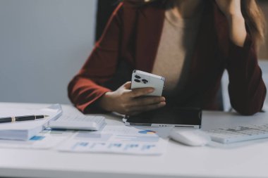 Asyalı kadınlar dizüstü bilgisayarda çalışırken streslidirler, ofiste başı ağrıyan Asyalı iş kadını, işte hasta hissederler, yer kopyalayabilirler.