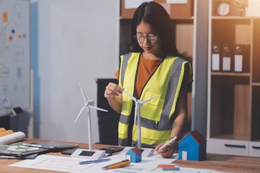 Evde çalışan kadın mimar planlara baktı..