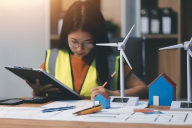 Evde çalışan kadın mimar planlara baktı..