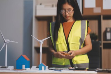 Evde çalışan kadın mimar planlara baktı..