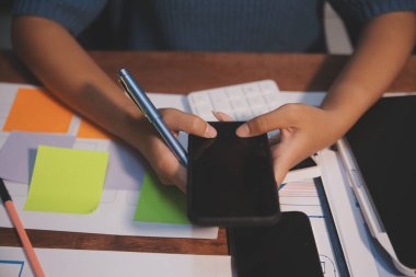 Tasarımcı takım uxui sistemini yeni telefonlar ve destek sistemi güncellemeleri üzerinde iyi çalışması için tasarlıyor. Web sitesi geliştirme konsepti UI UX ön uç tasarımcısı