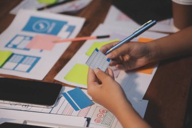 Tasarımcı takım uxui sistemini yeni telefonlar ve destek sistemi güncellemeleri üzerinde iyi çalışması için tasarlıyor. Web sitesi geliştirme konsepti UI UX ön uç tasarımcısı