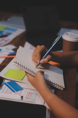 Tasarımcı takım uxui sistemini yeni telefonlar ve destek sistemi güncellemeleri üzerinde iyi çalışması için tasarlıyor. Web sitesi geliştirme konsepti UI UX ön uç tasarımcısı