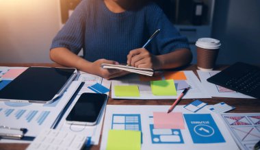 Tasarımcı takım uxui sistemini yeni telefonlar ve destek sistemi güncellemeleri üzerinde iyi çalışması için tasarlıyor. Web sitesi geliştirme konsepti UI UX ön uç tasarımcısı