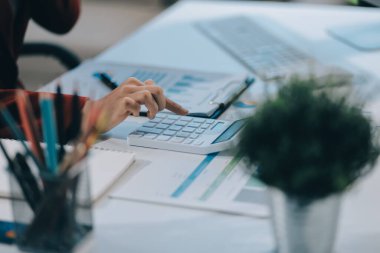 Ofiste dizüstü bilgisayarda çalışan neşeli iş kadını, iş yerinde resmi takım elbiseli Asyalı mutlu iş kadını. Çekici bayan ofis çalışanı gülümsemesi.