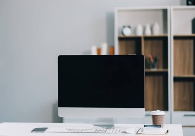 Ofis donatım üstünde okul sırası. Çalışma alanı veya arka plan